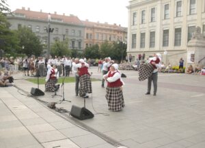 “Kamēr vari” – starptautiskā tautas deju festivālā Ungārijā