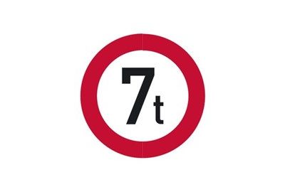 Ceļa zīme, kas aizliedz iebraukt transportlīdzekļiem ar pilno masu virs "7t".