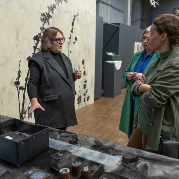 Trīs sievietes Kuldīgas Mākslas namā.