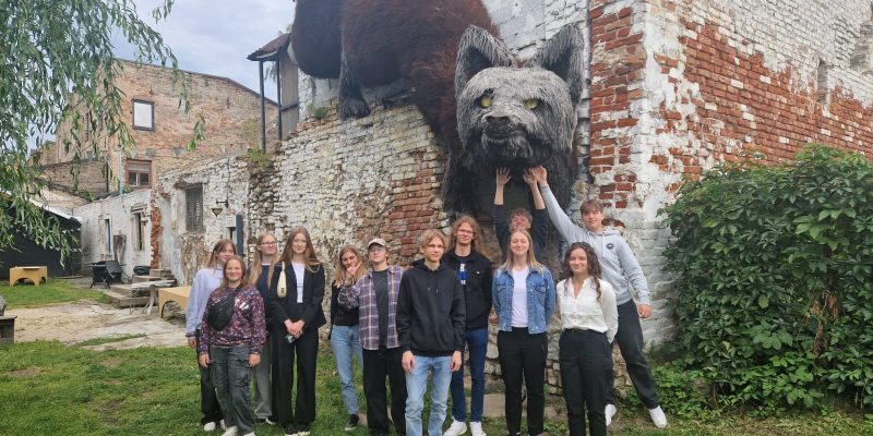 Pusaudžu grupa Kuldīgas novada jaunieši projekta "Kontakts" ietvaros.